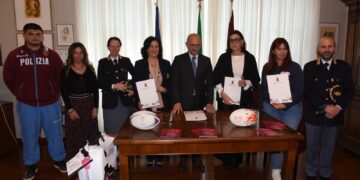 Ragusa, il questore firma il protocollo de “La valigia di salvataggio” con i sindaci di Comiso e Modica