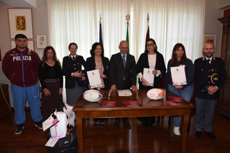 Ragusa, il questore firma il protocollo de “La valigia di salvataggio” con i sindaci di Comiso e Modica