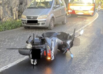 Modica, finisce a terra con lo scooter lungo la via Nazionale: ferito un centauro