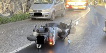 Modica, finisce a terra con lo scooter lungo la via Nazionale: ferito un centauro