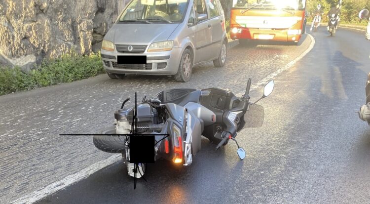 Modica, finisce a terra con lo scooter lungo la via Nazionale: ferito un centauro