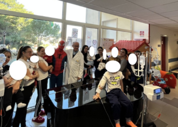 Vittoria, pianista e compositore si veste da spiderman per fare visita ai bambini ricoverati