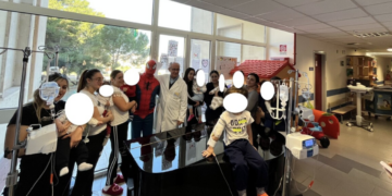 Vittoria, pianista e compositore si veste da spiderman per fare visita ai bambini ricoverati