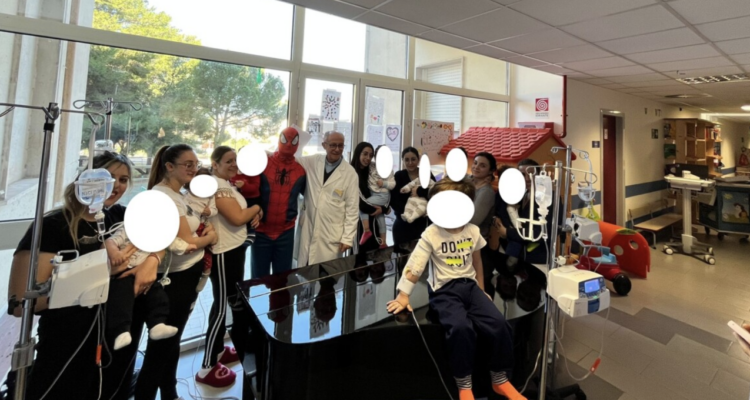 Vittoria, pianista e compositore si veste da spiderman per fare visita ai bambini ricoverati