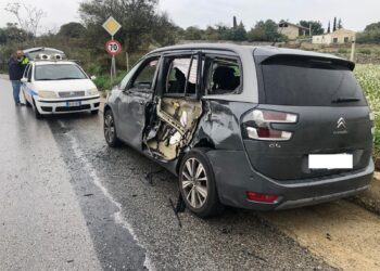 Modica, tir sbanda e finisce contro un’auto