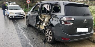 Modica, tir sbanda e finisce contro un’auto