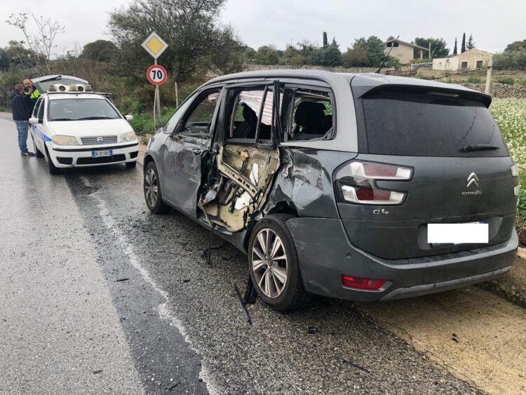 Modica, tir sbanda e finisce contro un’auto