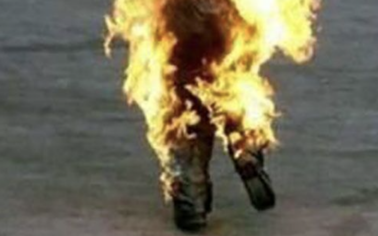 Acate, ha cosparso un operaio di liquido infiammabile e gli ha dato fuoco. A giudizio un 52enne di Niscemi