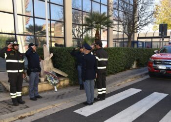 Ragusa, i vigili del fuoco rendono onore in Questura al poliziotto deceduto a Roma