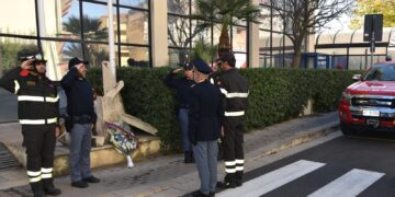 Ragusa, i vigili del fuoco rendono onore in Questura al poliziotto deceduto a Roma