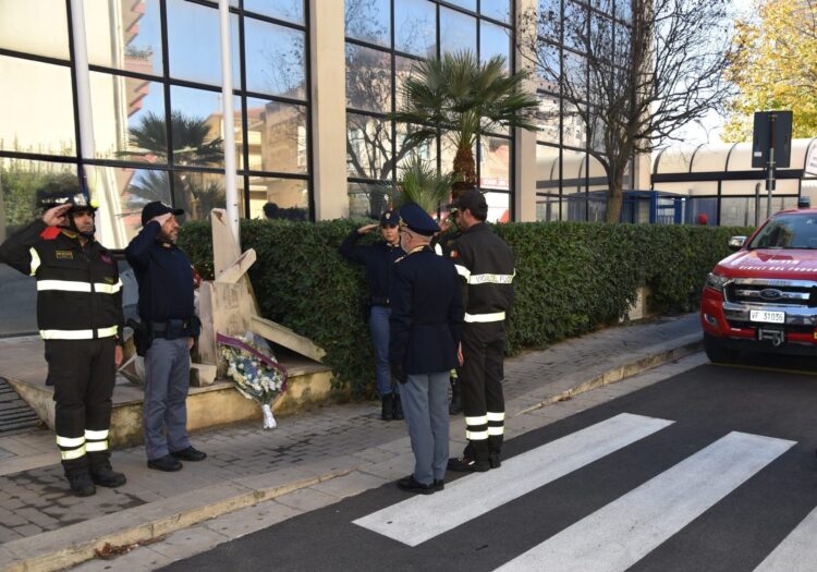 Ragusa, i vigili del fuoco rendono onore in Questura al poliziotto deceduto a Roma