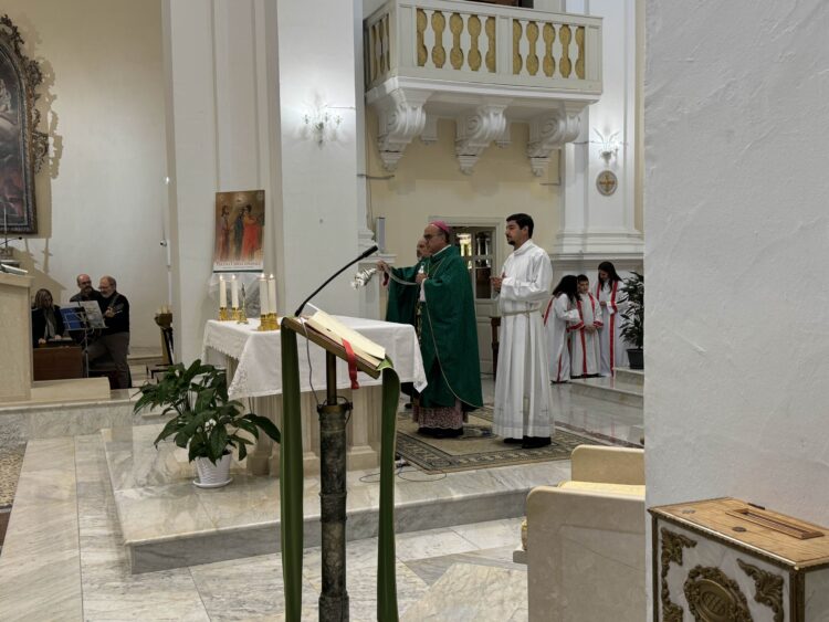 Giarratana e il parroco che ha rinunciato all’incarico, il vescovo questa mattina di nuovo tra i fedeli della comunità ferita