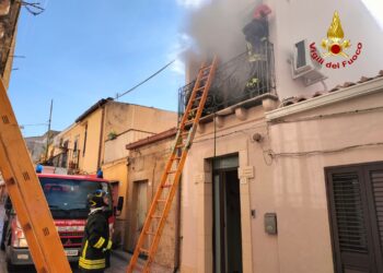 Incendio a Chiaramonte Gulfi, fiamme nella mansarda in legno di un’abitazione