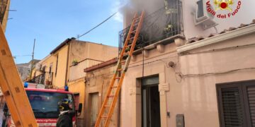 Incendio a Chiaramonte Gulfi, fiamme nella mansarda in legno di un’abitazione