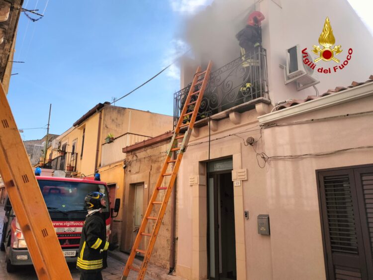 Incendio a Chiaramonte Gulfi, fiamme nella mansarda in legno di un’abitazione