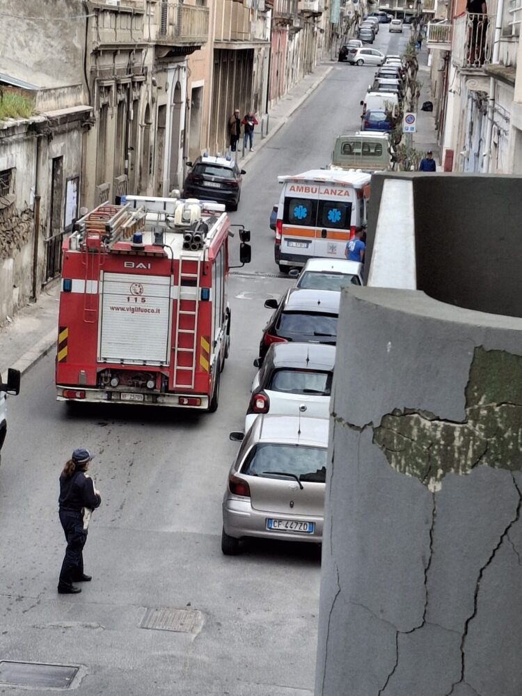 Vittoria, giovane straniero minaccia di darsi fuoco