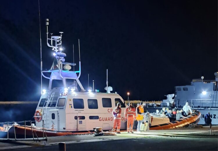 Pozzallo, ventotto migranti salvati dalla Guardia costiera
