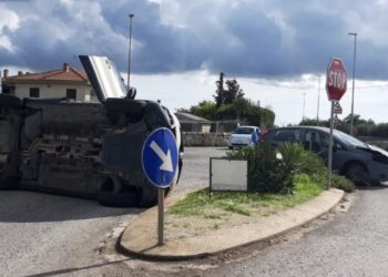 Modica, scontro tra due auto: una si ribalta