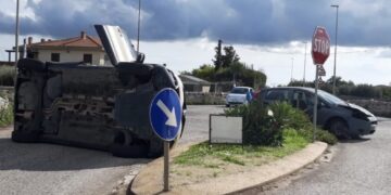 Modica, scontro tra due auto: una si ribalta