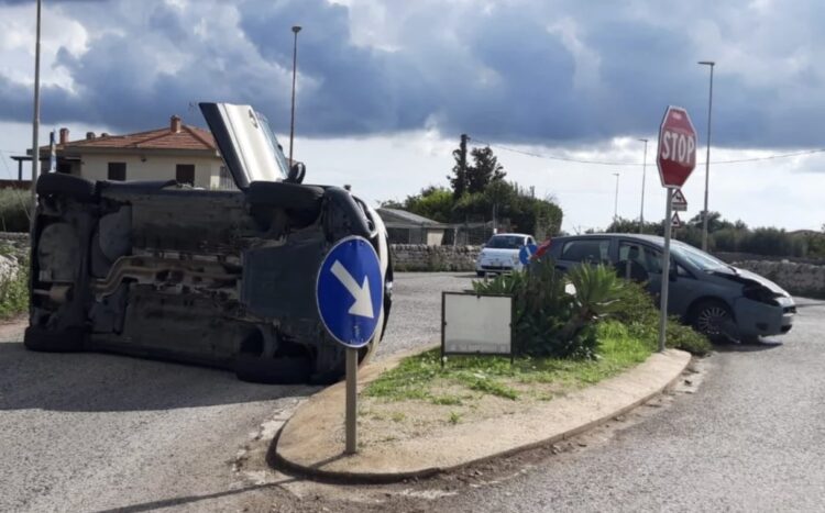 Modica, scontro tra due auto: una si ribalta