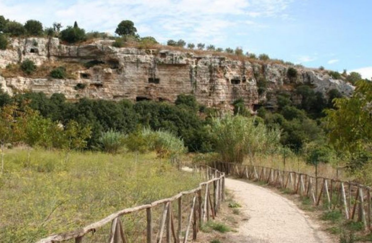 Cava d’Ispica, l’on. Abbate: “Partiranno a breve i lavori di messa in sicurezza dei percorsi pedonali-turistici”