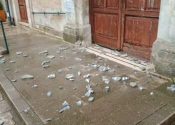 Modica Alta, si stacca la scritta in marmo della scuola Santa Teresa: evitata la tragedia