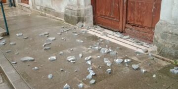 Modica Alta, si stacca la scritta in marmo della scuola Santa Teresa: evitata la tragedia