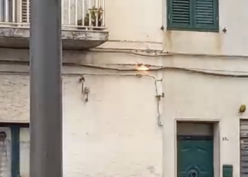 Scicli, cavi elettrici in fiamme sulla facciata di un’abitazione