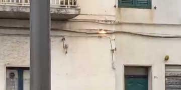 Scicli, cavi elettrici in fiamme sulla facciata di un’abitazione