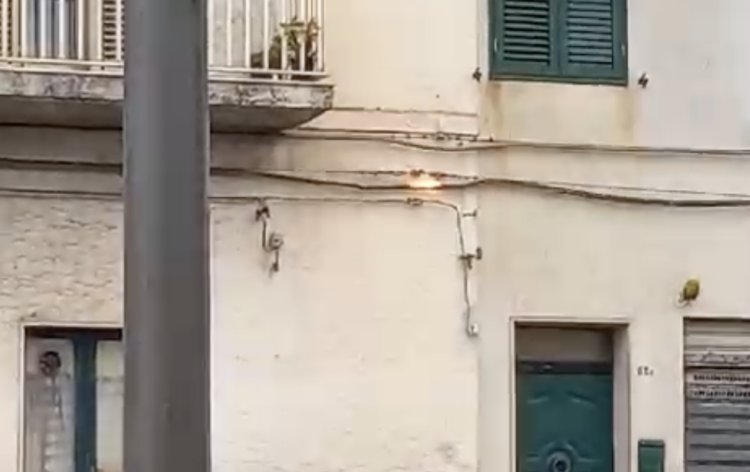 Scicli, cavi elettrici in fiamme sulla facciata di un’abitazione
