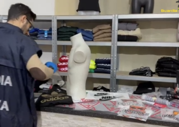 Comiso, scoperta una “boutique” di merce contraffatta