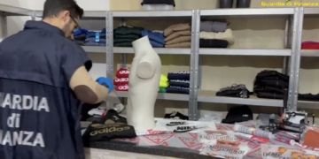 Comiso, scoperta una “boutique” di merce contraffatta