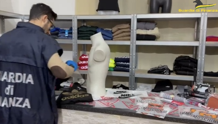 Comiso, scoperta una “boutique” di merce contraffatta