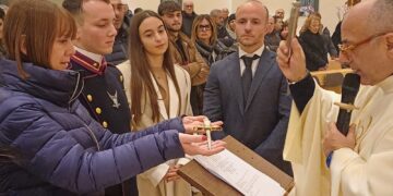Ragusa, benedizione dell’allievo ufficiale nella chiesa di San Pio X durante la messa della veglia di Natale