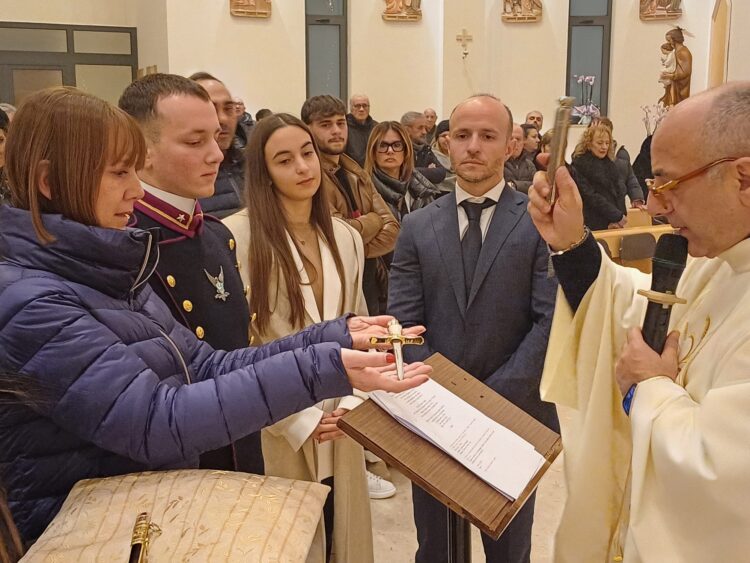 Ragusa, benedizione dell’allievo ufficiale nella chiesa di San Pio X durante la messa della veglia di Natale