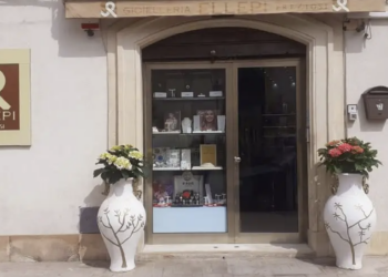 Scicli, furto nella gioielleria di via Santa Maria La Nova: danni per diecimila euro