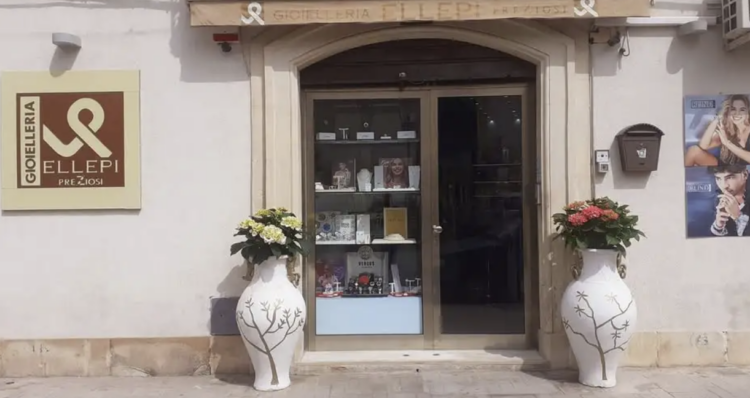 Scicli, furto nella gioielleria di via Santa Maria La Nova: danni per diecimila euro