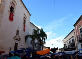 Comiso, anche il vescovo La Placa al lancio delle noccioline in onore di Santa Lucia
