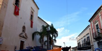 Comiso, anche il vescovo La Placa al lancio delle noccioline in onore di Santa Lucia