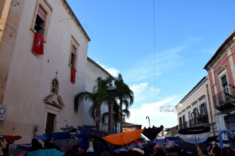 Comiso, anche il vescovo La Placa al lancio delle noccioline in onore di Santa Lucia