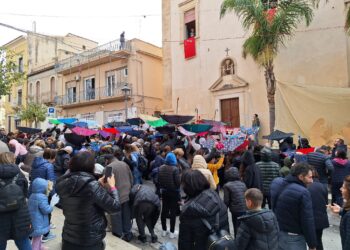 Comiso, domani l’atteso lancio delle noccioline in occasione della festa di Santa Lucia