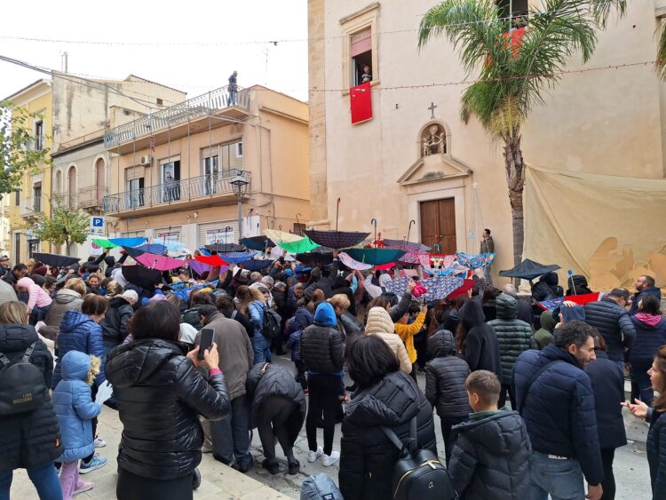 Comiso, domani l’atteso lancio delle noccioline in occasione della festa di Santa Lucia