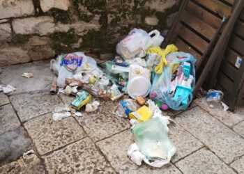 Spazzatura in piazza della Repubblica a Ibla: “Che peccato rovinare la città antica”