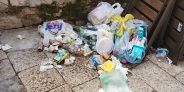 Spazzatura in piazza della Repubblica a Ibla: “Che peccato rovinare la città antica”