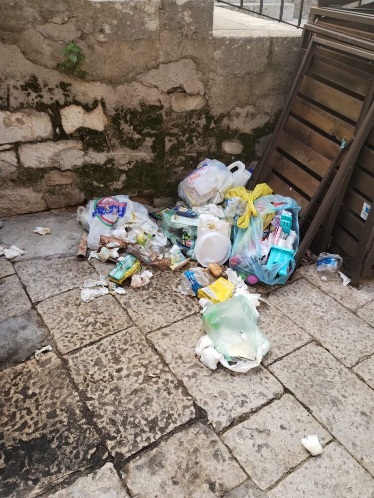 Spazzatura in piazza della Repubblica a Ibla: “Che peccato rovinare la città antica”
