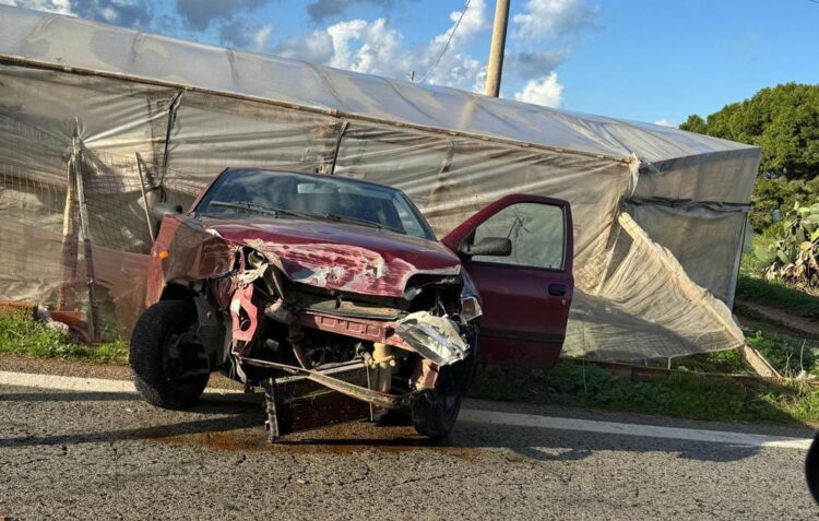 Scoglitti, auto perde il controllo e finisce fuori strada: solo feriti lievi