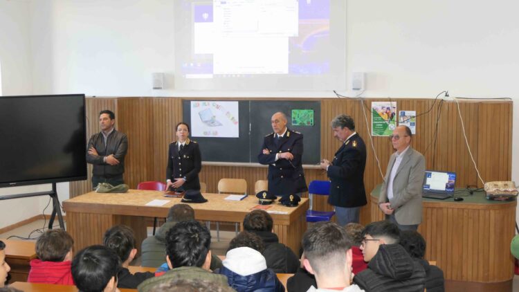 Bullismo e cyberbullismo, la polizia incontra gli studenti dell’istituto Marconi di Vittoria