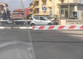 Ragusa, resta incastrato nel passaggio a livello di via Paestum: multato