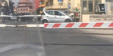 Ragusa, resta incastrato nel passaggio a livello di via Paestum: multato