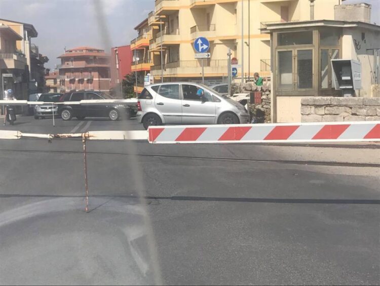 Ragusa, resta incastrato nel passaggio a livello di via Paestum: multato